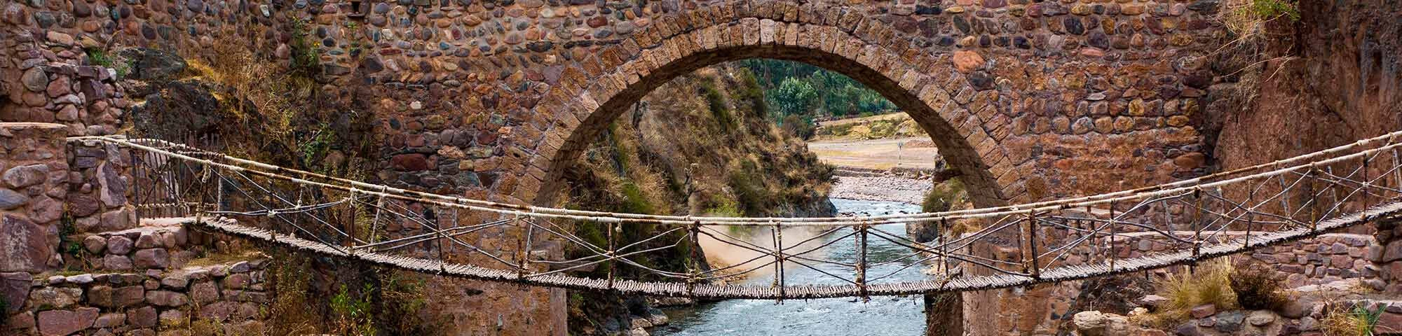 Puente colonial de Checacupe